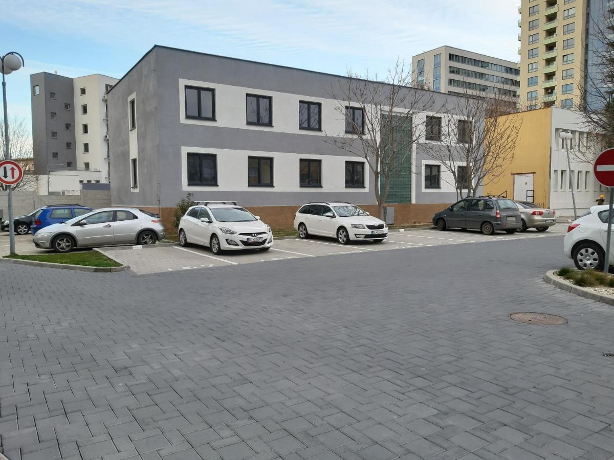 Living Bratislava & Bus Station & Mlynske Nivy Lägenhet Exteriör bild