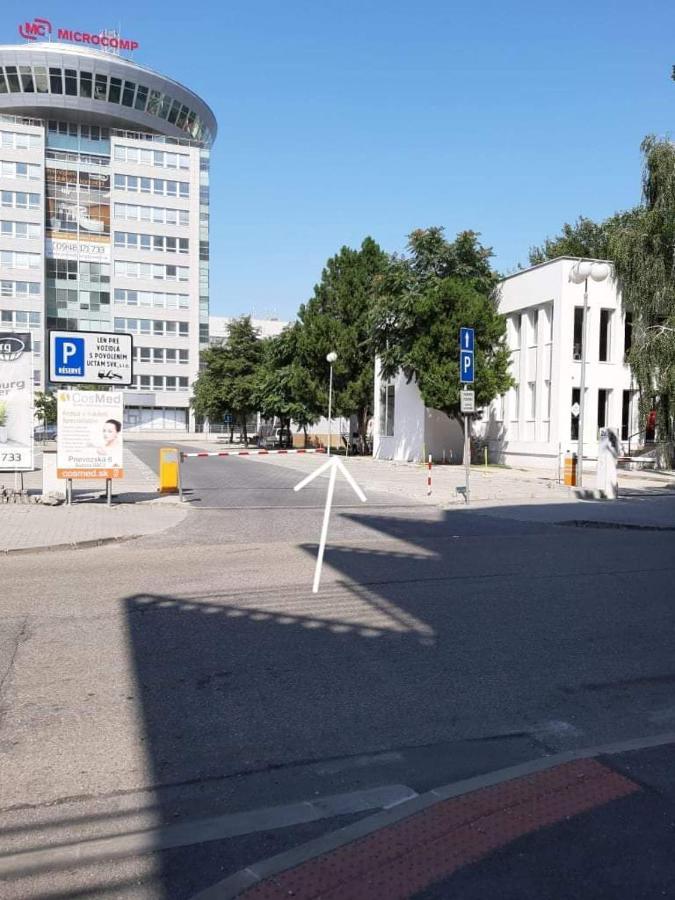 Living Bratislava & Bus Station & Mlynske Nivy Lägenhet Exteriör bild